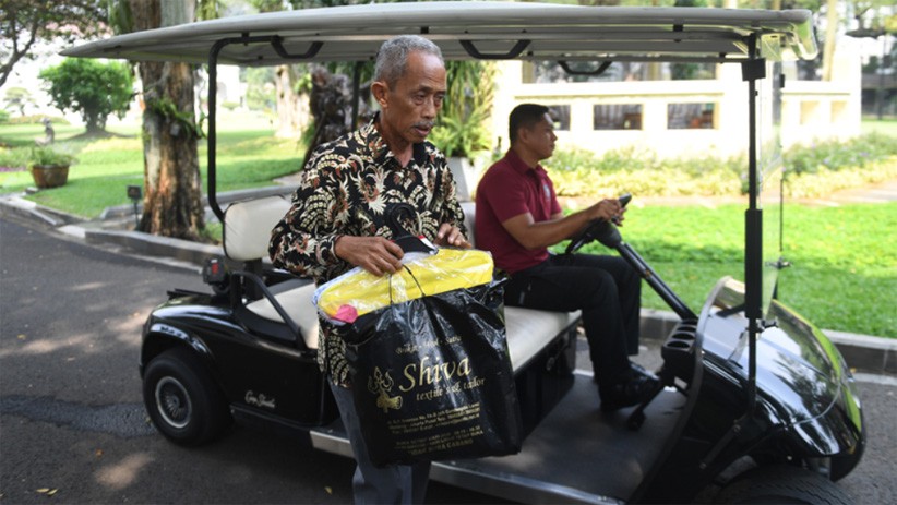 Jokowi Berikan Baju dan Modal Usaha untuk Korban Penjarahan Aksi 22 Mei - Bagian 1