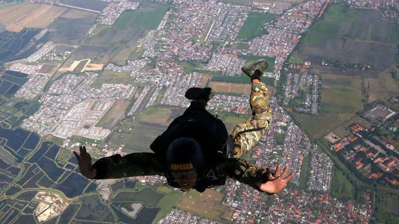 Aksi Siswa Kopaska Terjun Tempur Free Fall dari Ketinggian 6.000 Kaki - Bagian 2
