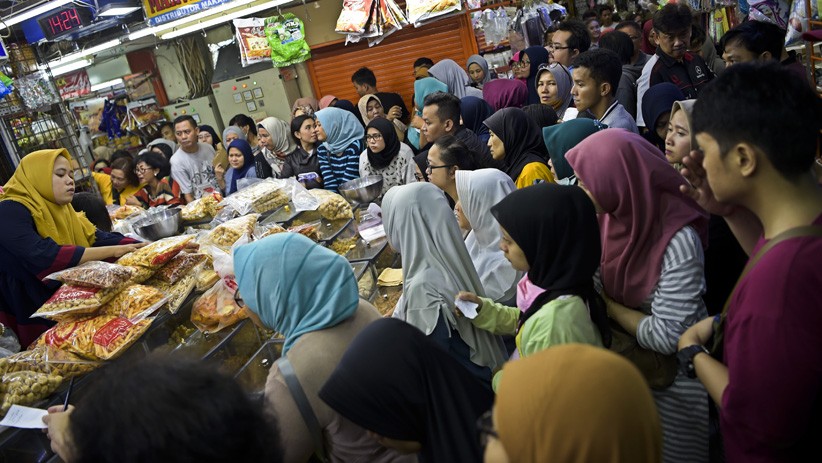 Jelang Lebaran, Penjual Kue Kering Diserbu Pelanggan - Bagian 3