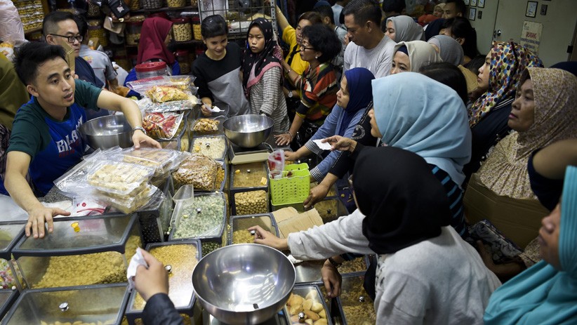 Jelang Lebaran, Penjual Kue Kering Diserbu Pelanggan - Bagian 1