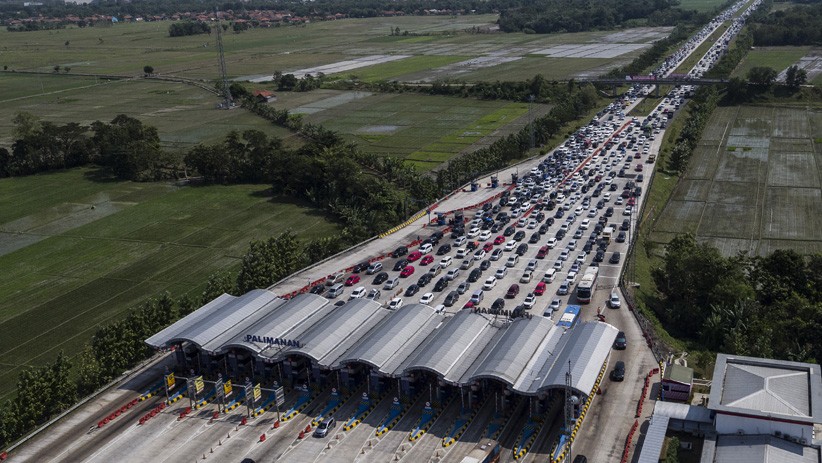 Suasana Antrean Ribuan Kendaraan di Gerbang Tol Palimanan - Bagian 1