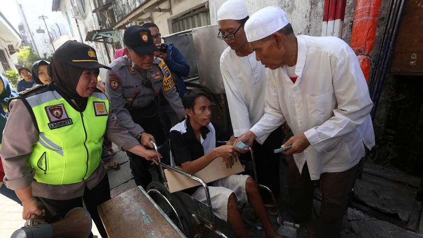 Pengusaha Tekstil Bagikan Zakat Mal kepada 2.000 Warga Surabaya - Bagian 2