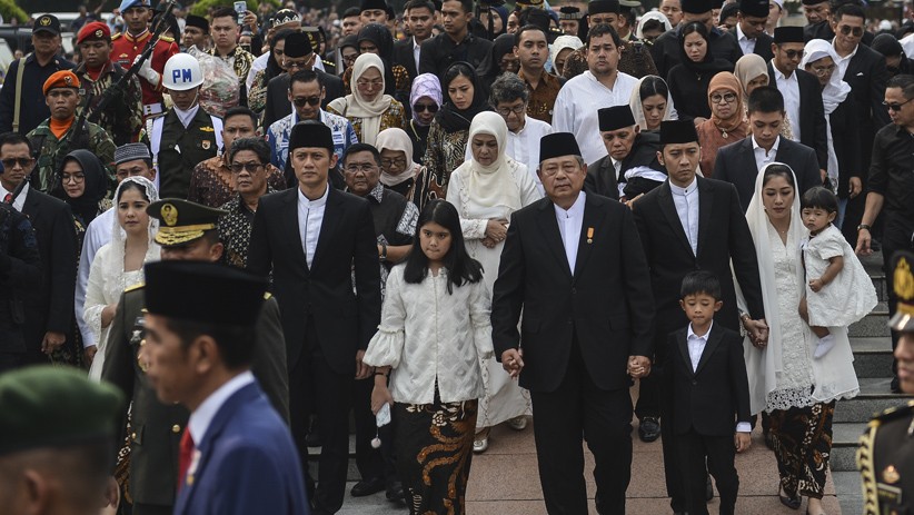Presiden Jokowi Pimpin Upacara Pemakaman Ani Yudhoyono di TMP Kalibata - Bagian 3