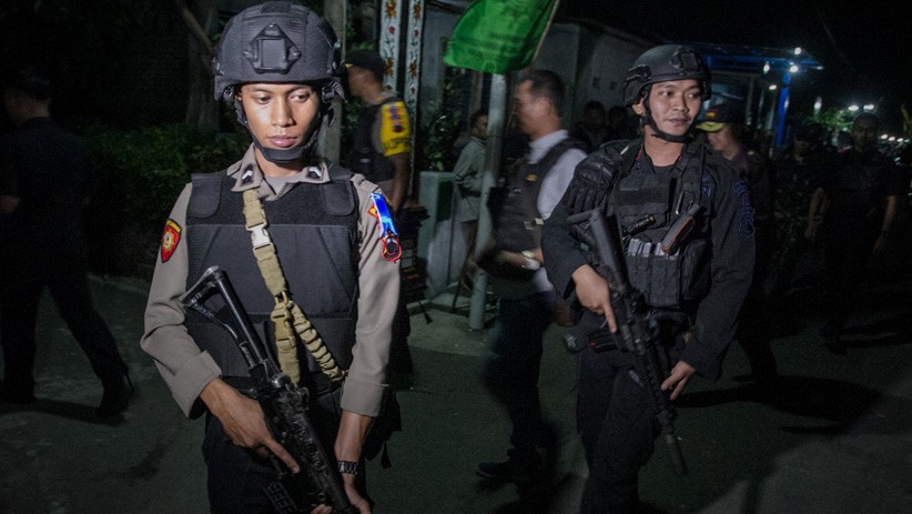 Polisi Geledah Rumah Terduga Pelaku Peledakan Pospam Kartasura - Bagian 4