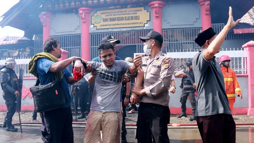 Tak Terima Barang Diambil Petugas, Napi Bakar Rutan Klas IIB Sigli Aceh - Bagian 2