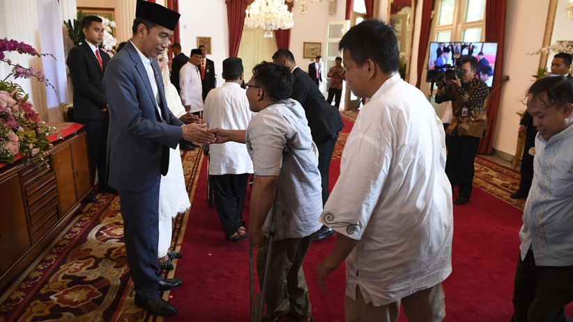 Pria Ini Sujud di Depan Presiden Jokowi saat Halalbihalal - Bagian 2