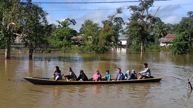 Warga Kapuas Hulu Merayakan Idul Fitri di Tengah Bencana Banjir - Bagian 3