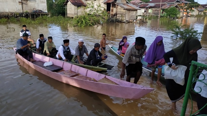 Warga Kapuas Hulu Merayakan Idul Fitri di Tengah Bencana Banjir - Bagian 1