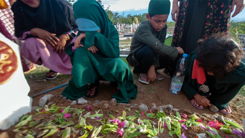 Suasana Haru Ziarah di Pemakaman Massal Korban Bencana Alam Palu - Bagian 1