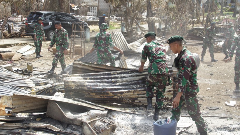 100 Personel TNI AD Bantu Bersihkan Puing Rumah Warga yang Dibakar di Buton - Bagian 1