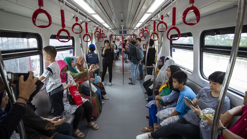 Antusiasme Warga Jajal LRT Jakarta, Gratis hingga 21 Juni - Bagian 1