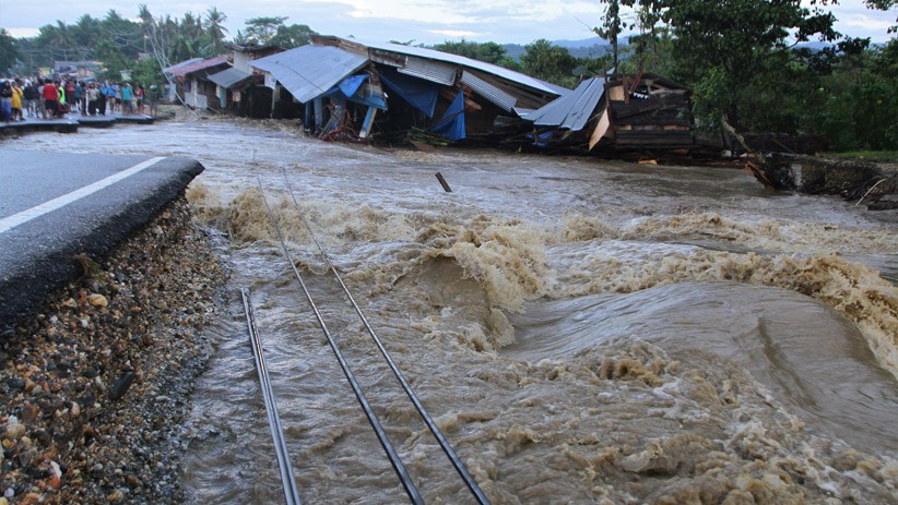 Banjir Bandang Konawe, Akses Jalan Trans Sulawesi Putus - Bagian 1