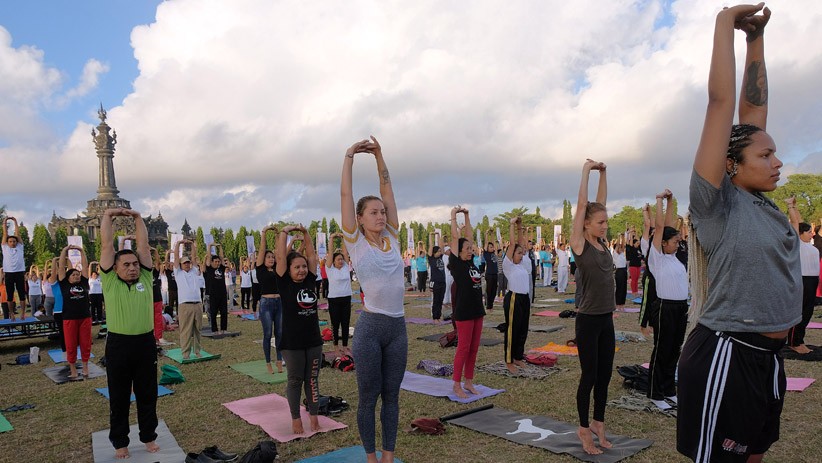 Ribuan Pesenam Mengikuti Peringatan Hari Yoga Internasional di Bali - Bagian 1