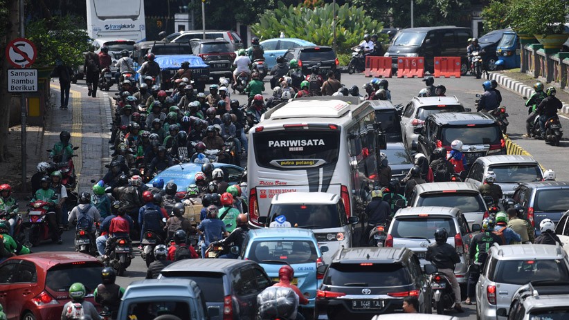 Dampak Penutupan Jalan Sekitar Gedung MK, Lalu Lintas Semrawut - Bagian 2