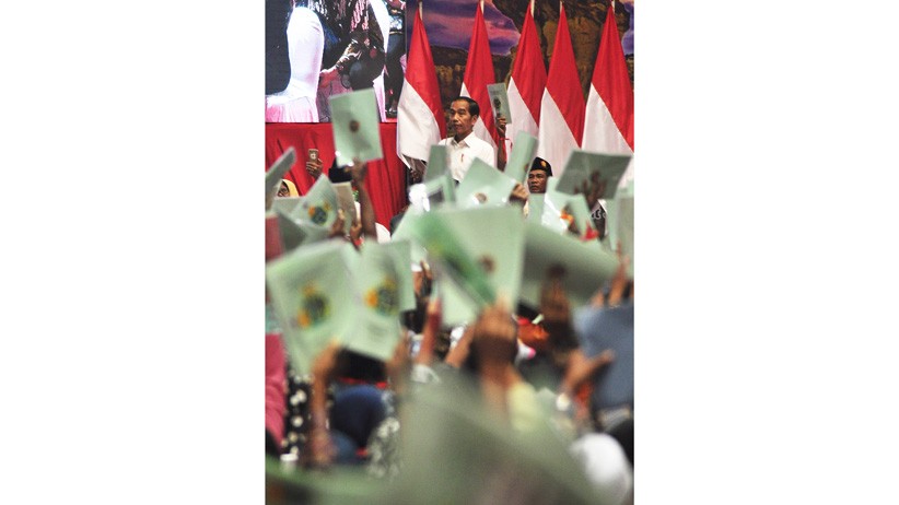 Presiden Jokowi Bagikan 3.200 Sertifikat Tanah kepada Warga Gresik - Bagian 2