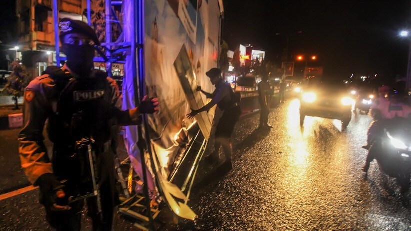 Hujan dan Angin Kencang, Baliho Raksasa di Lhokseumawe Roboh - Bagian 1