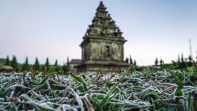 Pemandangan Dieng Diselimuti Es, Suhu Turun hingga -9 Derajat Celcius - Bagian 2