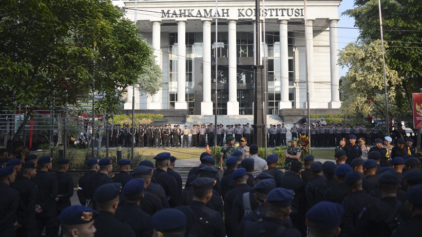 Puluhan Ribu Personel TNI-Polri Amankan Sidang Putusan Sengketa Pilpres - Bagian 3