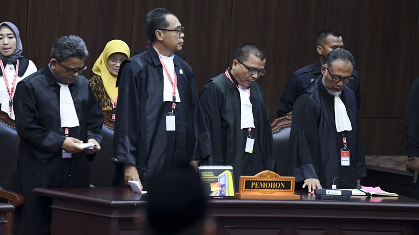 Momen MK Menolak Seluruh Permohonan Tim Kuasa Hukum Prabowo-Sandi - Bagian 3