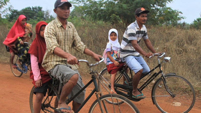 Semangat Pelajar Konawe Hari Pertama Masuk Sekolah Pascabanjir Bandang - Bagian 1