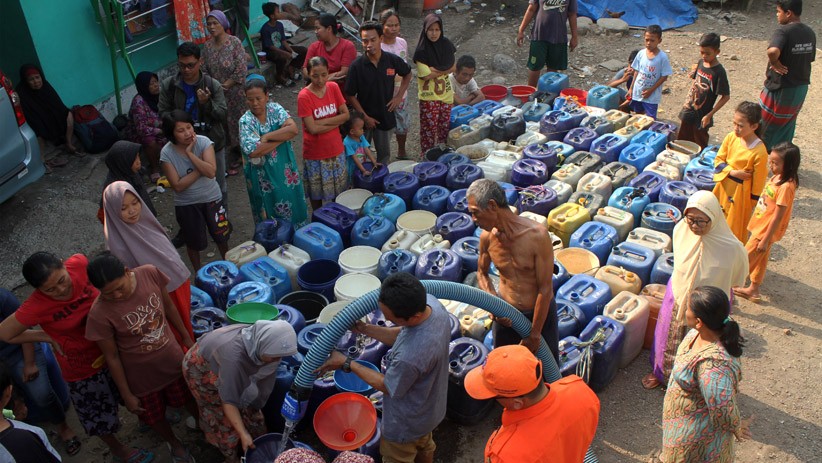 Bekasi Dilanda Kekeringan, BPBD Salurkan 5.000 Liter Air Bersih - Bagian 1