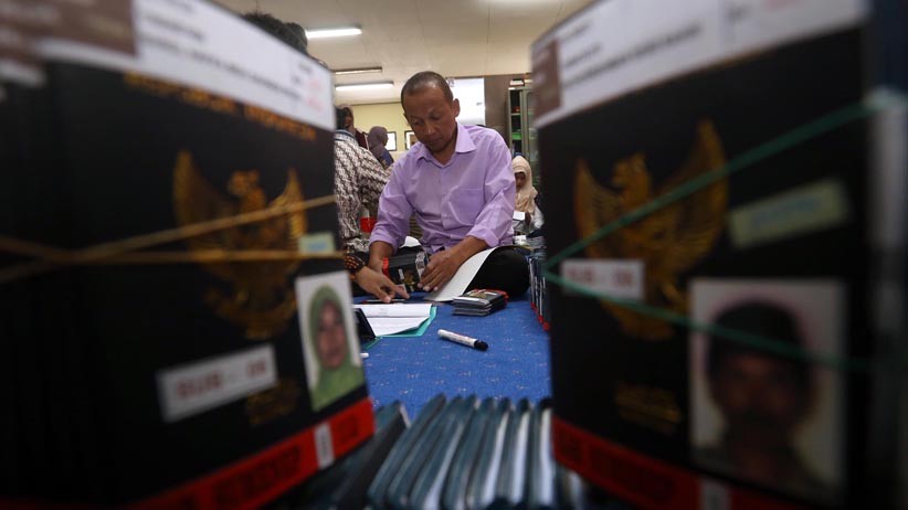 PPIH Embarkasi Surabaya Periksa Kelengkapan Dokumen Calon Jemaah Haji - Bagian 1