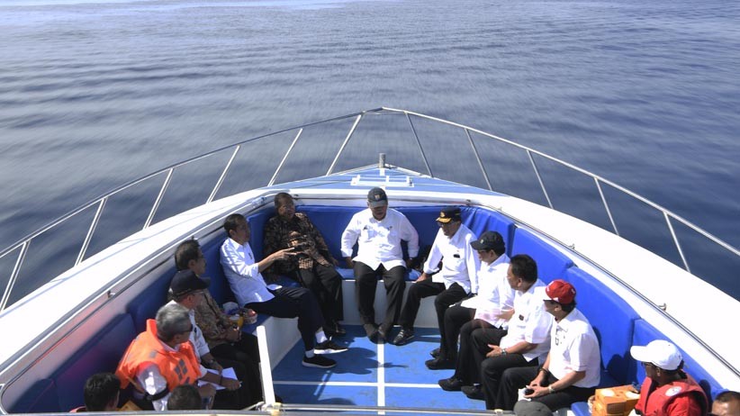 Kunjungi Bunaken, Presiden Jokowi Rapat di Atas Kapal - Bagian 1