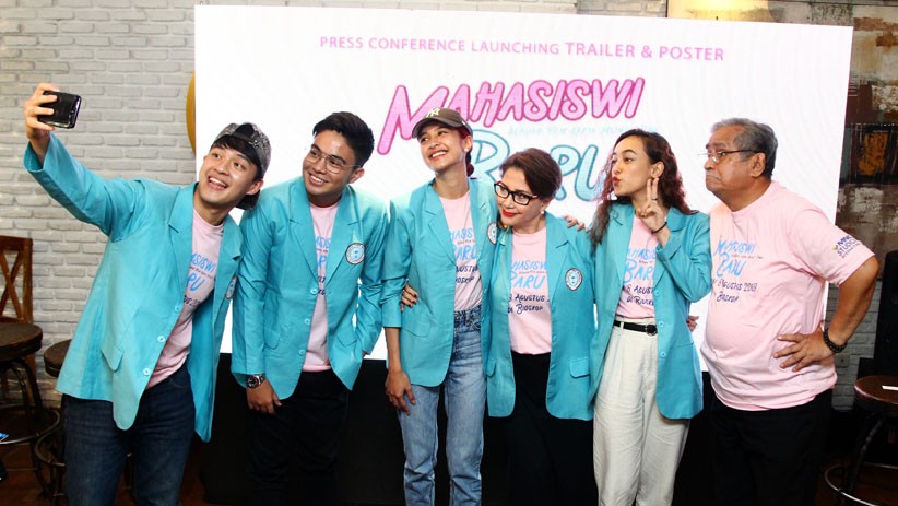 Gaya Pemain Film Mahasiswi Baru saat Peluncuran Trailer dan Poster - Bagian 1