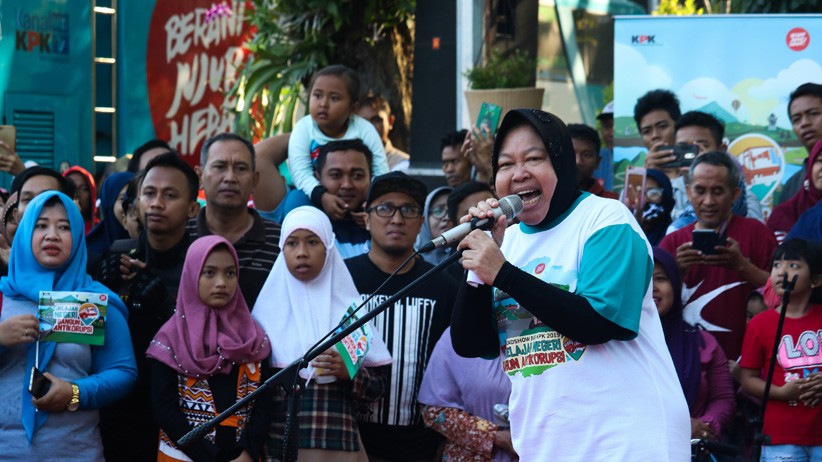 Wali Kota Risma Lepas Bus KPK Sosialisasi Antikorupsi Keliling Surabaya - Bagian 1
