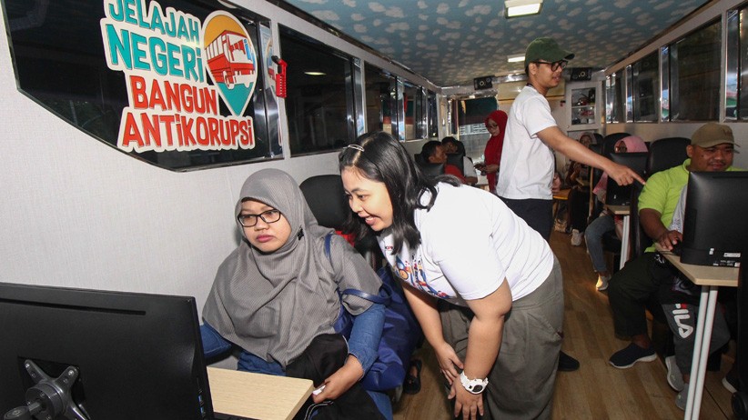 Wali Kota Risma Lepas Bus KPK Sosialisasi Antikorupsi Keliling Surabaya - Bagian 2