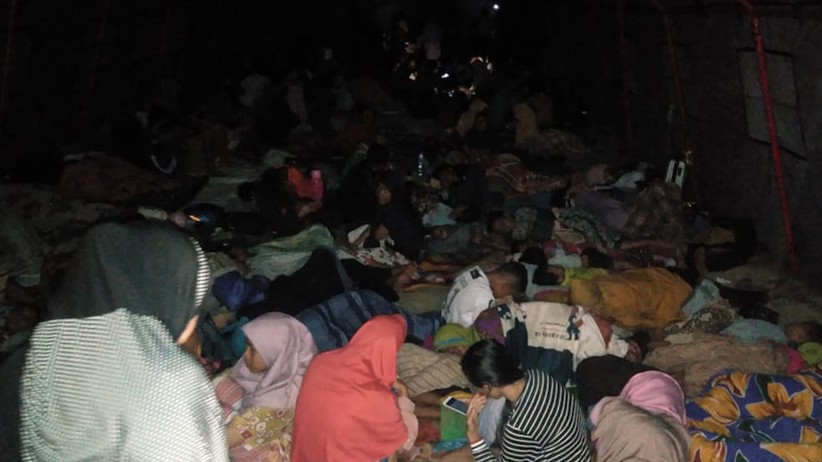 Antisipasi Gempa Susulan, Warga Halmahera Selatan Tidur di Luar Rumah - Bagian 1
