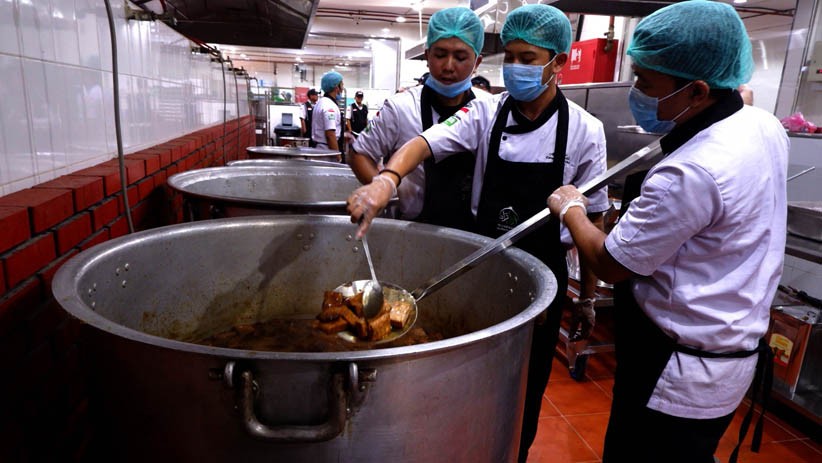 Melihat Koki Profesional Masak Makanan Khas Indonesia untuk Jamaah Haji - Bagian 1