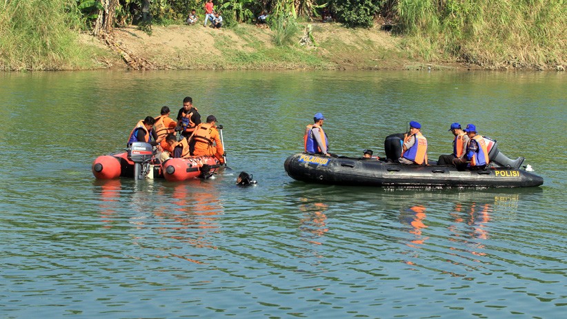 Jenazah Korban Pesawat Cessna Jatuh di Sungai Cimanuk Dievakuasi - Bagian 1