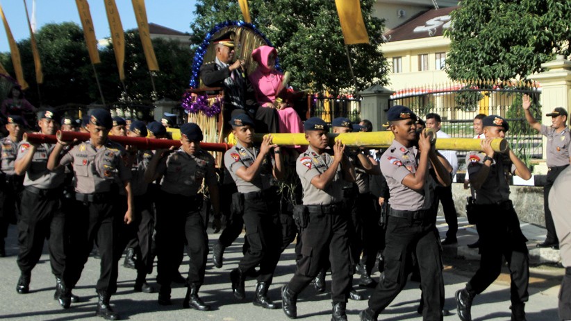 Wisuda Purnabakti, 13 Personel Polda Sultra Diarak dengan Adat Kansodaa - Bagian 2