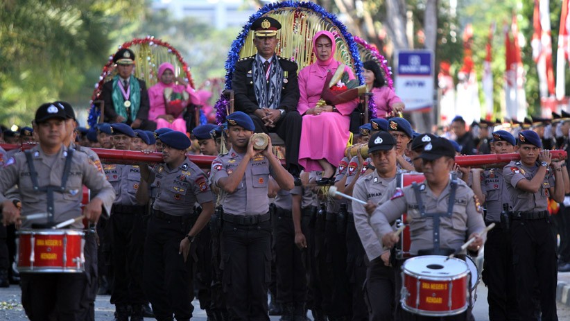 Wisuda Purnabakti, 13 Personel Polda Sultra Diarak dengan Adat Kansodaa - Bagian 1