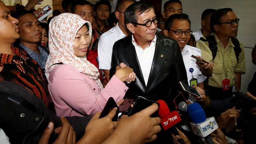 Senyum Baiq Nuril saat DPR Menyetujui Surat Pemberian Amnesti dari Jokowi - Bagian 3