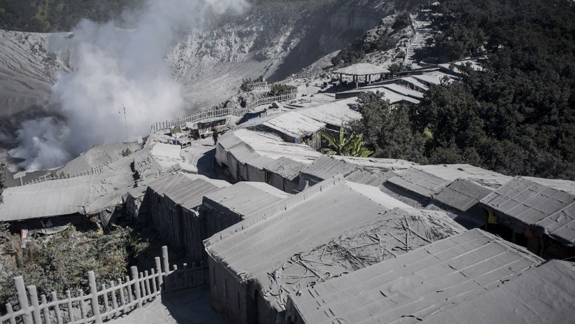 Pascaerupsi, Kawasan Gunung Tangkuban Parahu Tertutup Abu Vulkanik Tebal - Bagian 1