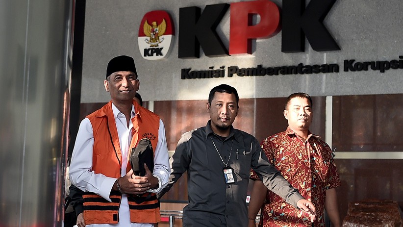 Jadi Tersangka Kaus Suap, Bupati Kudus Pakai Rompi Tahanan KPK - Bagian 1