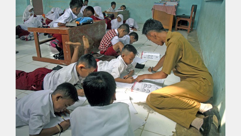 Tak Punya Meja dan Bangku, Siswa SD Negeri Bogor Belajar di Lantai - Bagian 1