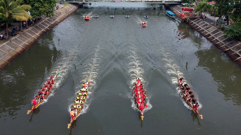 Serunya Festival Lomba Dayung Perahu Naga di Padang