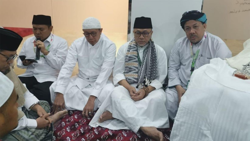 Momen Zulkifli Hasan Salatkan Jenazah KH Maimoen Zubair - Bagian 2