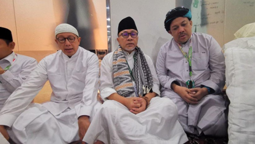 Momen Zulkifli Hasan Salatkan Jenazah KH Maimoen Zubair - Bagian 3