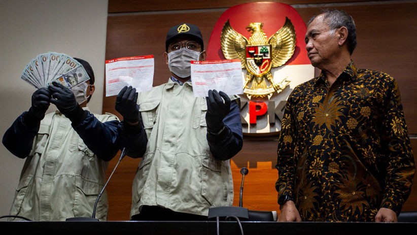 KPK Pamer Barang Bukti Dolar AS Hasil OTT Kasus Suap Impor Bawang Putih - Bagian 2