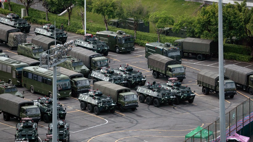 Deretan Kendaraan Militer China Berbaris di Perbatasan Hong Kong - Bagian 1