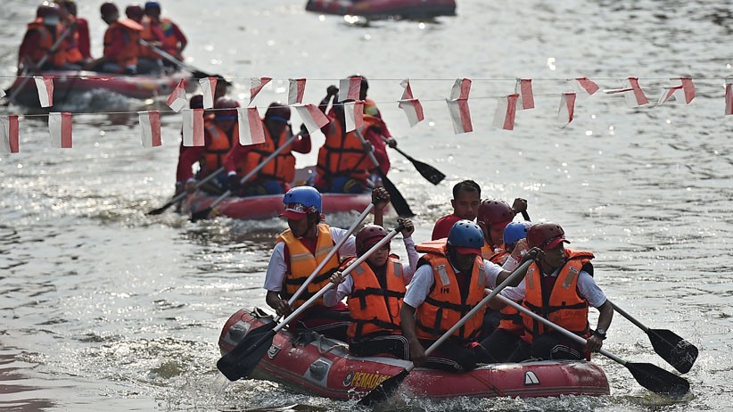 Serunya Lomba Balap Perahu Dayung Memeriahkan HUT ke-74 RI di Sungai Ciliwung - Bagian 1