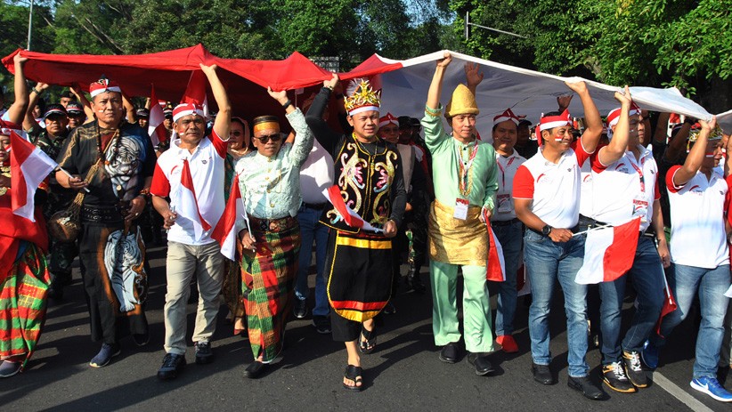 Ratusan Warga Bogor Mengarak Bendera Merah Putih Ukuran Raksasa - Bagian 3