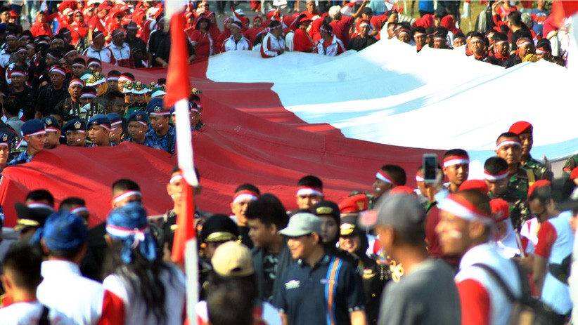 Ratusan Warga Bogor Mengarak Bendera Merah Putih Ukuran Raksasa - Bagian 2