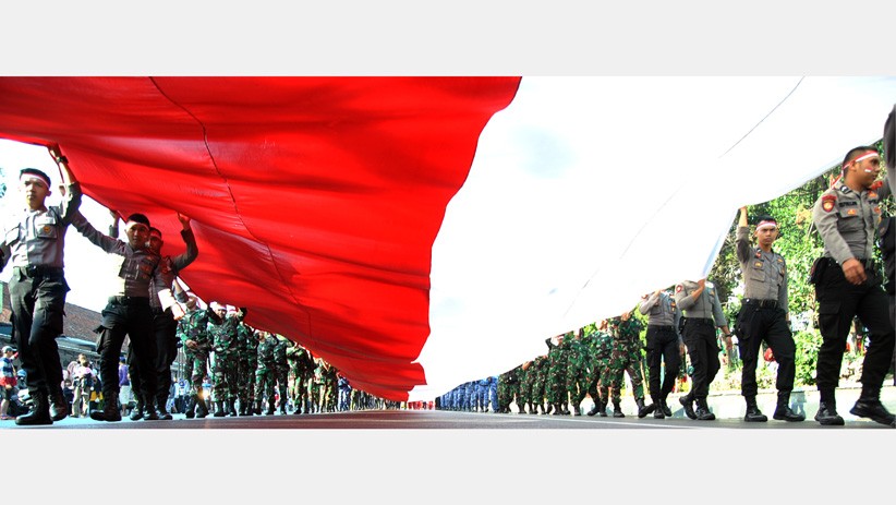 Ratusan Warga Bogor Mengarak Bendera Merah Putih Ukuran Raksasa - Bagian 1