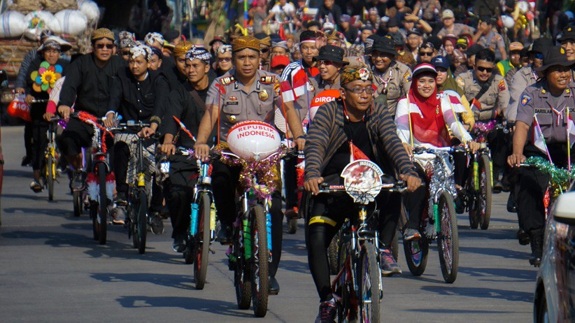 Ribuan Warga Batang Ikuti Pawai Sepeda Peringati HUT ke-74 RI - Bagian 1