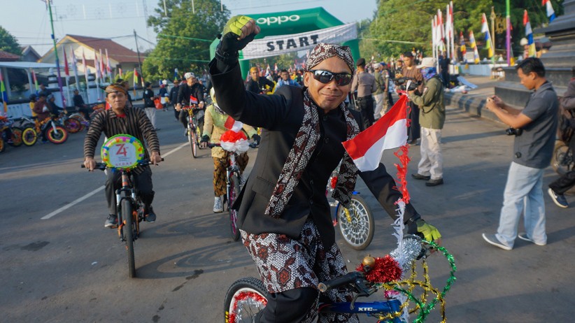Ribuan Warga Batang Ikuti Pawai Sepeda Peringati HUT ke-74 RI - Bagian 2